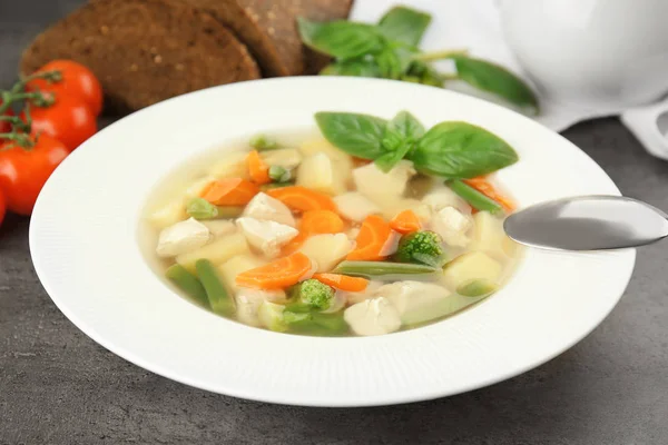 Placă cu supă delicioasă de curcan — Fotografie, imagine de stoc
