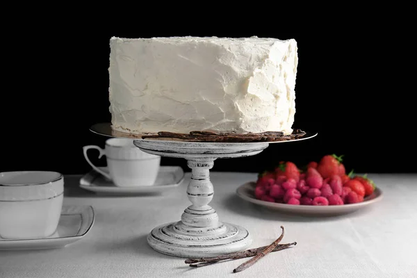 Delicioso bolo de baunilha com chantilly — Fotografia de Stock