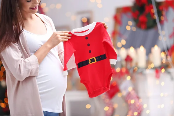 Mulher com Papai Noel terno de bebê — Fotografia de Stock