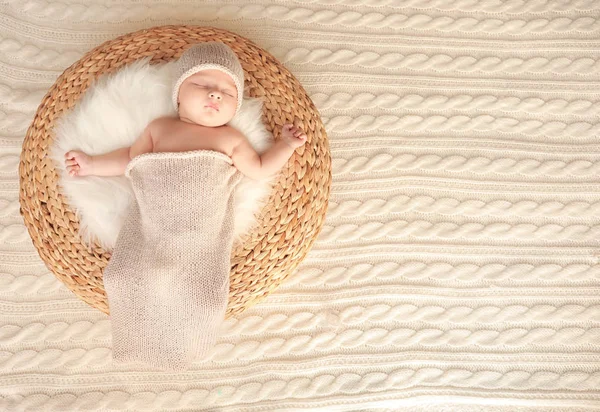 Evdeki yatakta uyuyan tatlı bir bebek. — Stok fotoğraf
