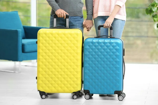 Jovem casal com bagagem — Fotografia de Stock