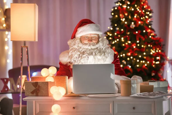 Santa Claus using laptop — Stock Photo, Image