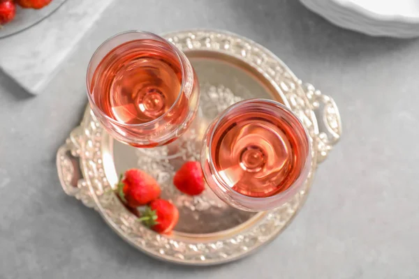 Glasses of strawberry wine — Stock Photo, Image