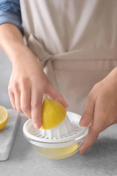Homem extraindo suco de limão — Fotografia de Stock