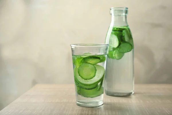 Refreshing water with mint and cucumber — Stock Photo, Image