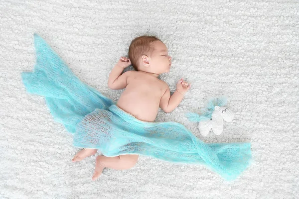 Lindo bebé durmiendo en cuadros suaves —  Fotos de Stock