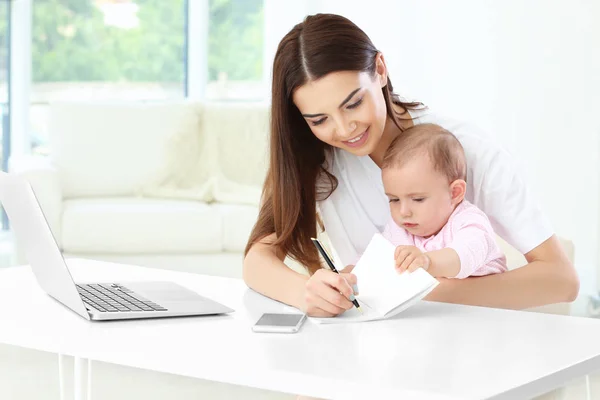 Madre che tiene il bambino — Foto Stock