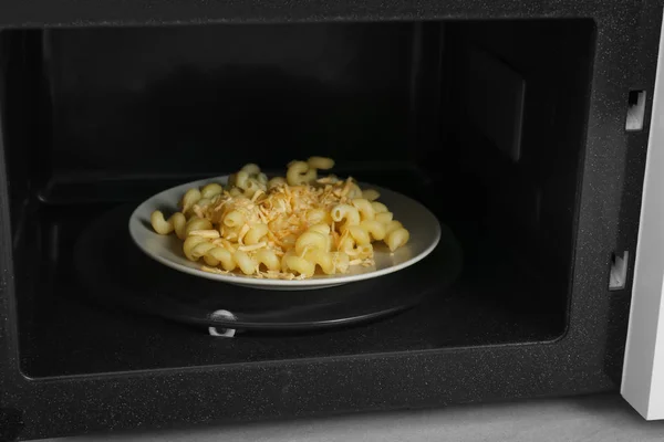 Placa com macarrão em microondas — Fotografia de Stock