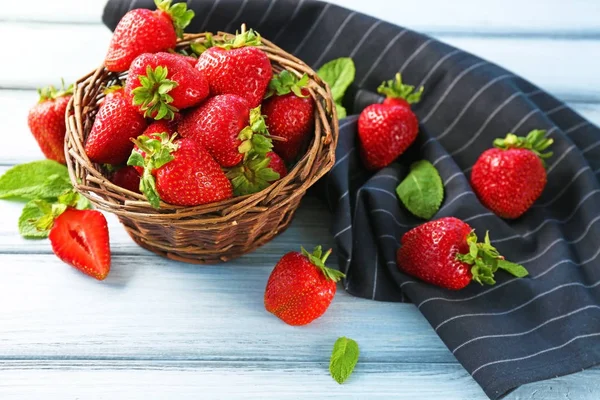 Cuenco de mimbre con deliciosas fresas frescas —  Fotos de Stock