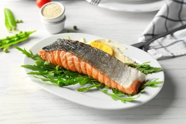 Teller mit Scheibe leckerem gegrilltem Lachs — Stockfoto