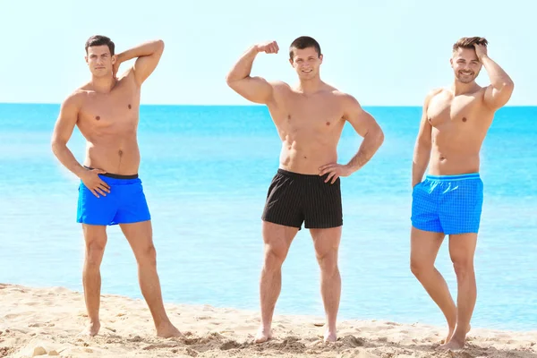 Przystojnych mężczyzn na plaży — Zdjęcie stockowe