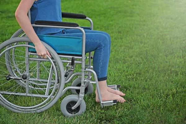 Mujer en silla de ruedas al aire libre —  Fotos de Stock