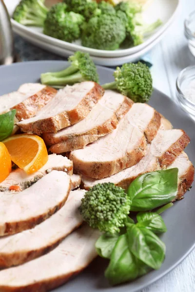 Plaka ile lezzetli dilimlenmiş hindi fileto 