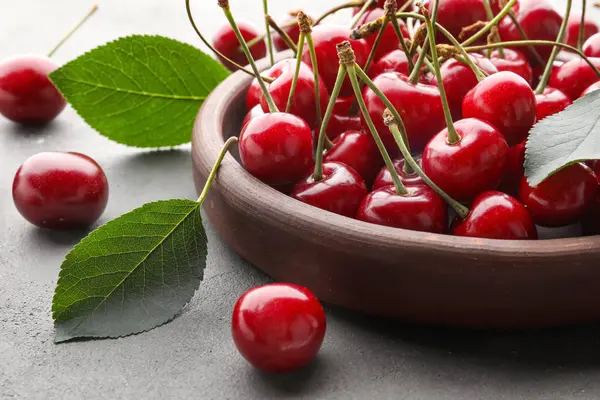 Taze Olgun Kiraz ile kase 