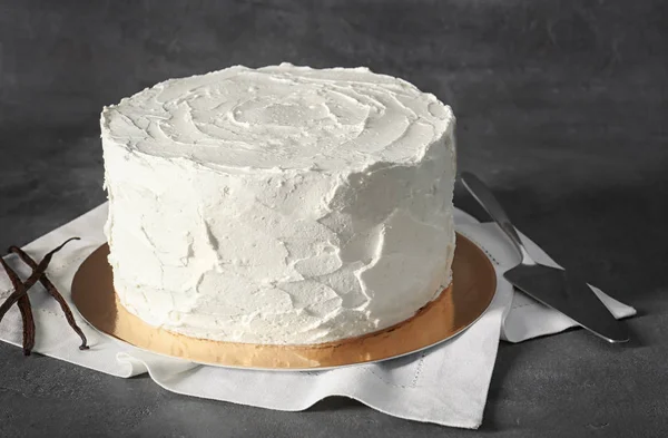 Delicioso pastel de vainilla con crema batida —  Fotos de Stock