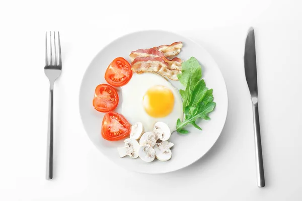 Тарілка зі смачним яйцем на сніданок — стокове фото