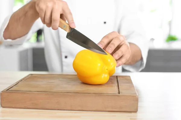 Chef masculino cortando pimentón — Foto de Stock
