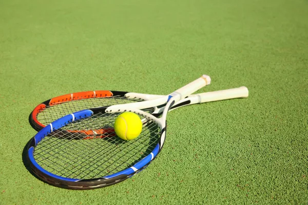 Tennis ball and rackets — Stock Photo, Image