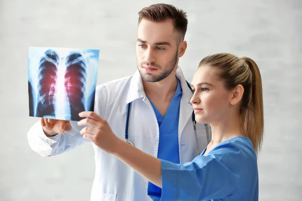 Lekarze z zdjęcie rentgenowskie w szpitalu. Koncepcja raka płuc — Zdjęcie stockowe