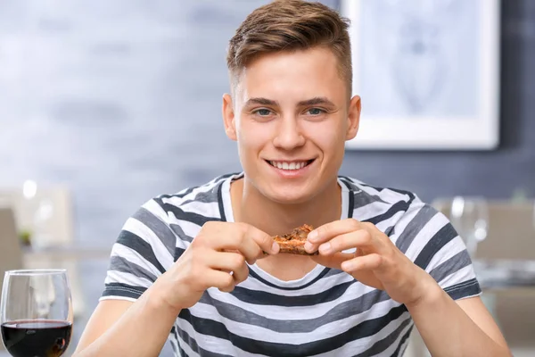 Молодий чоловік їсть смачні ребра — стокове фото