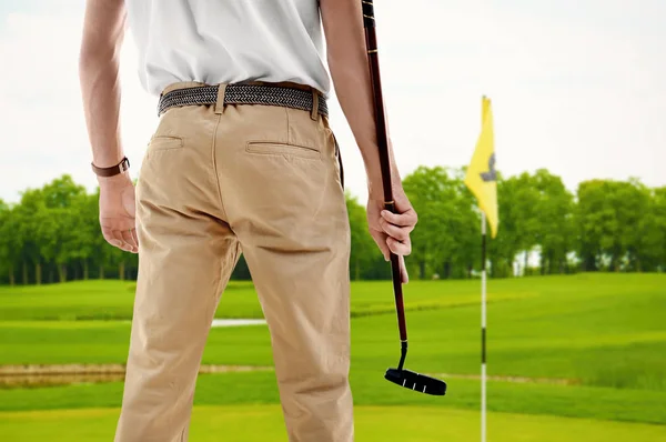 Junger Mann beim Golfspielen — Stockfoto