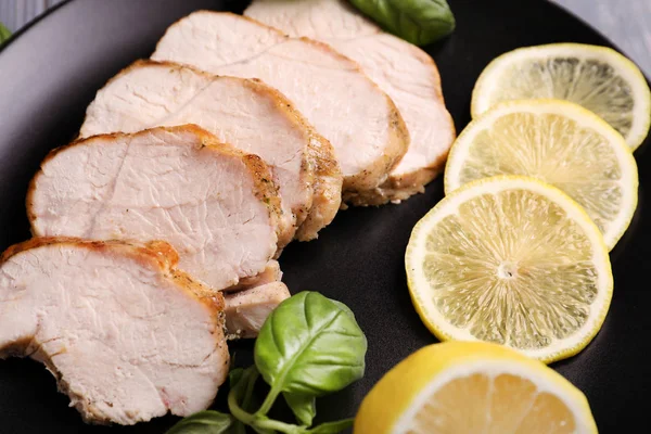 Plaka ile lezzetli dilimlenmiş hindi fileto 