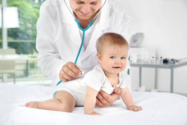 医生检查可爱的婴儿与听诊器在医院 — 图库照片