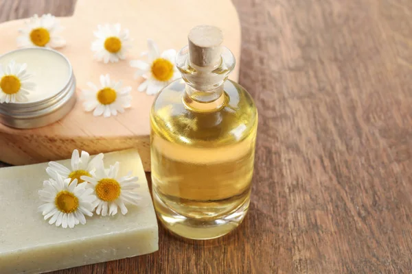 Aceite esencial de manzanilla y jabón en la mesa —  Fotos de Stock