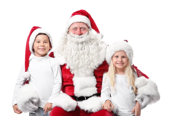 Lindos niños en sombreros de Navidad y Papá Noel auténtico sobre fondo blanco —  Fotos de Stock