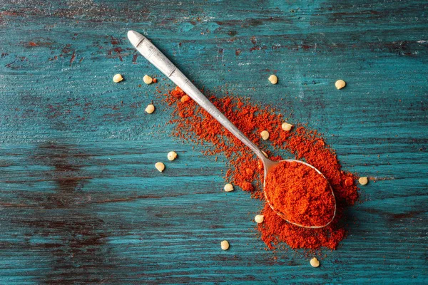 Red chili powder in metal spoon — Stock Photo, Image