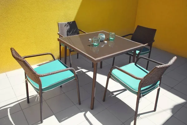 Masa ve sandalyeler açık havada güneşli — Stok fotoğraf