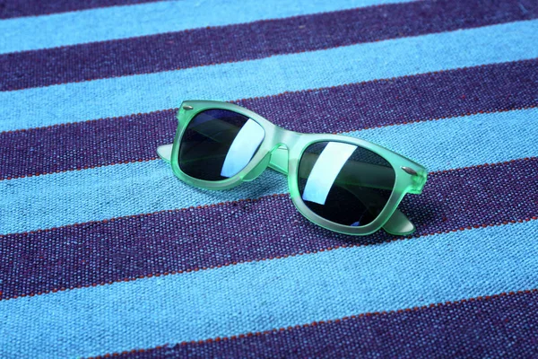 Красиві сонцезахисні окуляри на кольоровому фоні — стокове фото