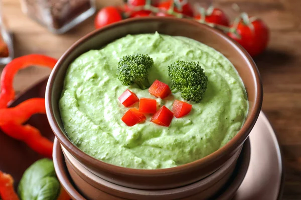 Broccoli soup with bell pepper in bowl — Stock Photo, Image