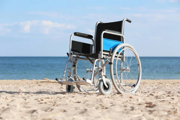 Deniz kıyısında tekerlekli sandalye.