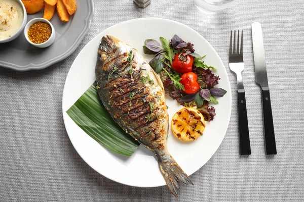 Lezzetli kızarmış balık ile plaka 