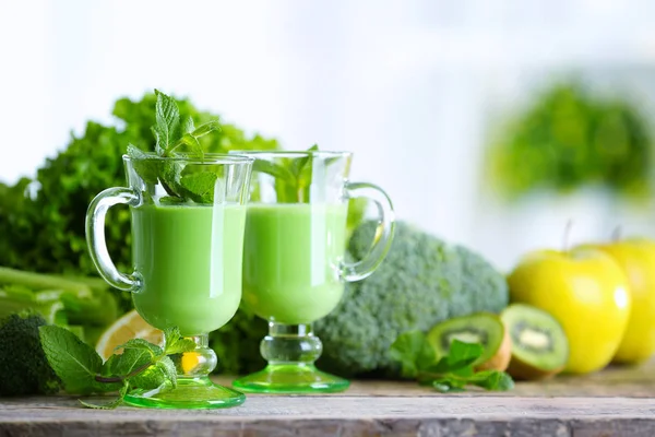 Vasos de jugo verde saludable —  Fotos de Stock