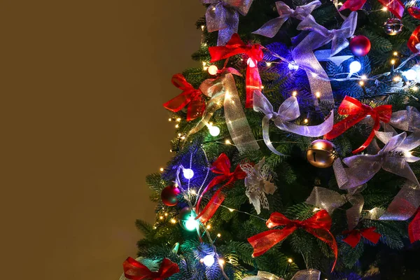 Piękny świerk urządzone na Boże Narodzenie — Zdjęcie stockowe