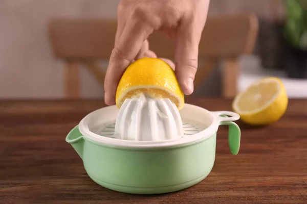 Man's hand pressing lemon — Stock Photo, Image