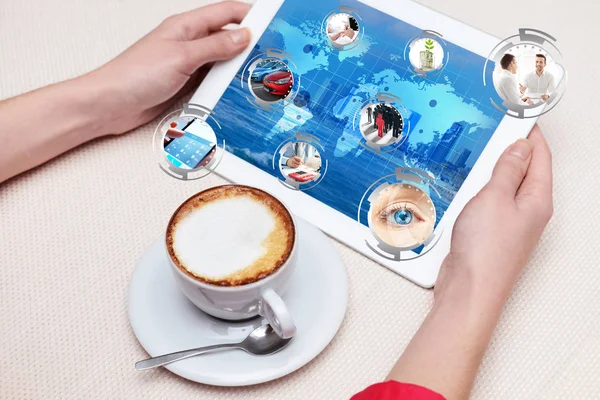 Frau arbeitet mit Tablet am Tisch. Geschäftskonzept und moderne Technologie — Stockfoto