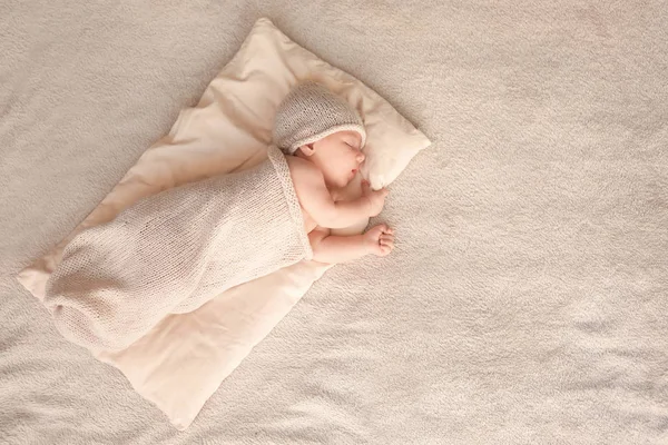 Mignon petit bébé dormant sur le lit à la maison — Photo