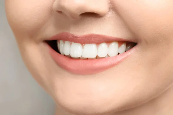 Młoda kobieta z zdrowych zębów — Zdjęcie stockowe