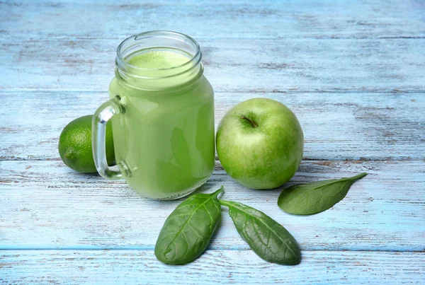 Mason jar of green healthy juice — Stock Photo, Image