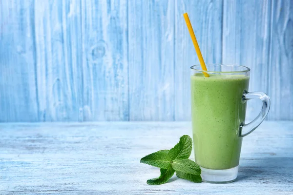 Glas grünen gesunden Saft — Stockfoto
