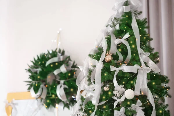 美しいモミの木は、クリスマスの装飾 — ストック写真
