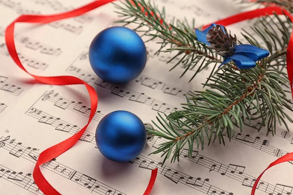 Bolas azules en la hoja de música . — Foto de Stock