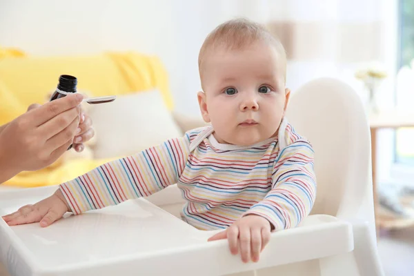 室内での赤ちゃんのための薬を与える母 — ストック写真