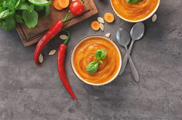 Миска зі смачним морквяним супом — стокове фото