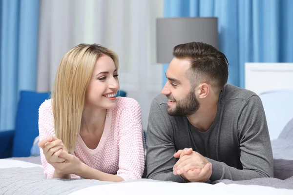 Pareja joven descansando en la habitación del hotel —  Fotos de Stock