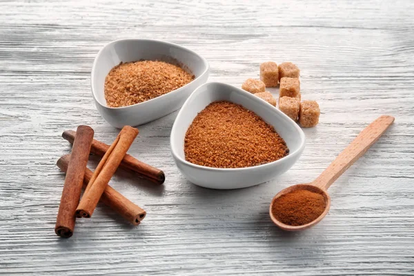 Ciotole bianche con zucchero alla cannella — Foto Stock