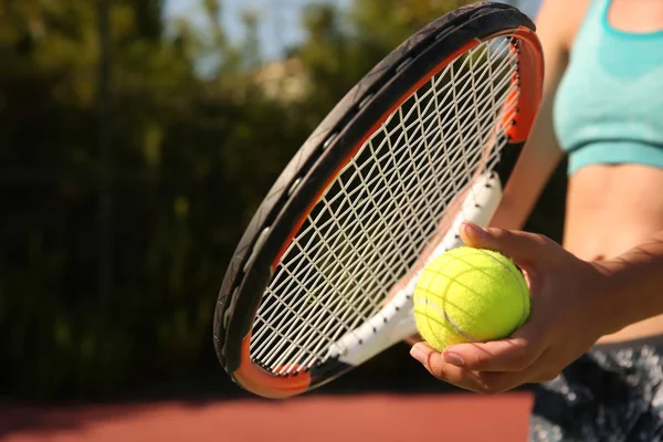 Jeune femme jouant au tennis — Photo